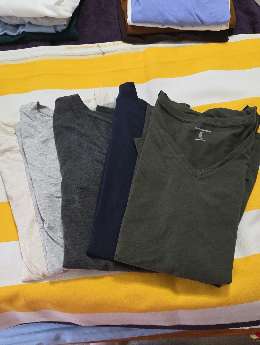 Amazon Essentials Women's Short Sleeve V-Neck Tees 5 Pack